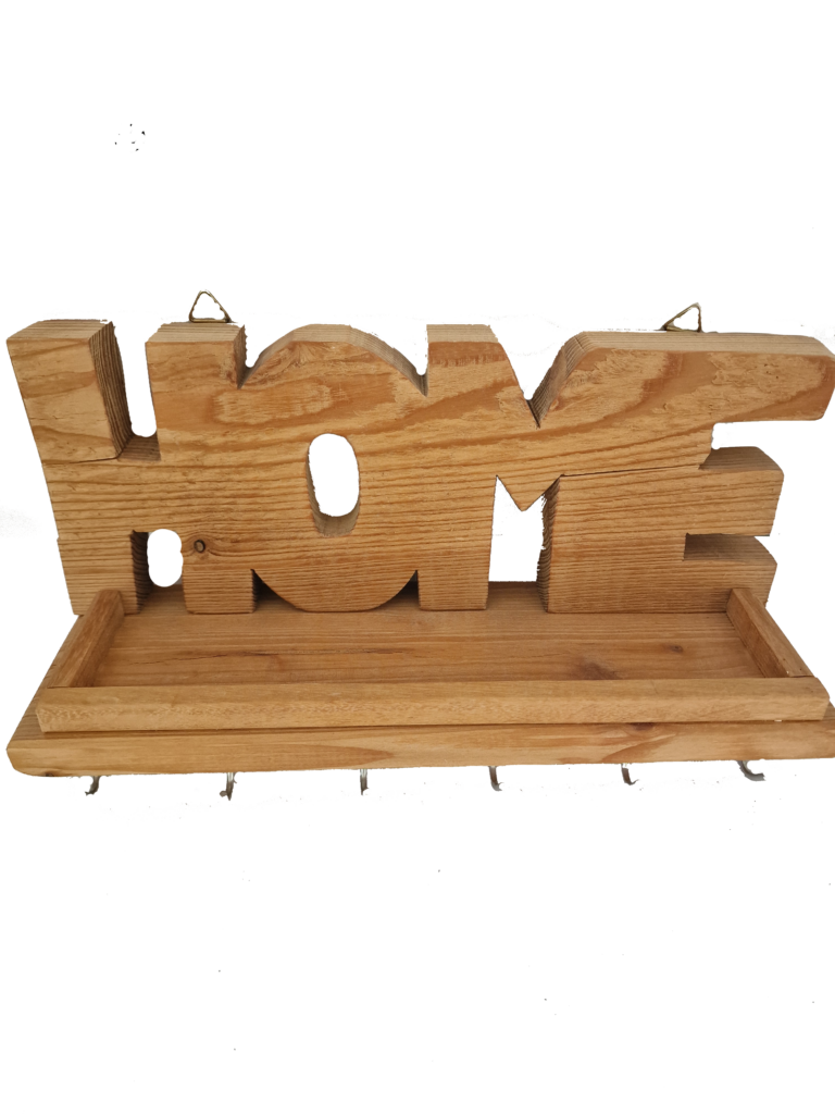 Holz-Wanddeko in Form des Wortes HOME mit kleiner Ablage unten und mehreren Metallhaken sowie Aufhängern oben
